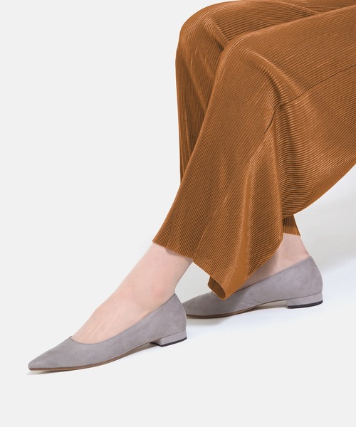 MAMIAN（マミアン）の「iCoN COLORS / ポインテッドトゥ スエード フラットパンプス（パンプス・レディース・ブラック/ライトベージュ/ライトピンク/ブルー/レオパード/ブルー系その他/ダークブラウン/グレイッシュベージュ/ボルドー/ベージュ系その他/ピンク/モカ/グレー/チャコールグレー・22.5cm/23.0cm/23.5cm/24.0cm/24.5cm/25.0cm）」の6枚目の写真