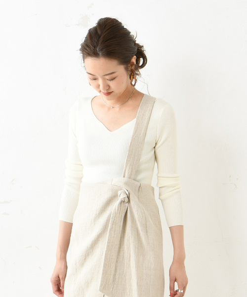 DouDou（ドゥドゥ）の「ゆるVプルオーバー（ニット/セーター・レディース・オフホワイト/ブラック/ダークブラウン/グレイッシュベージュ/ブラウン系その他/ブルー・FREE）」の2枚目の写真