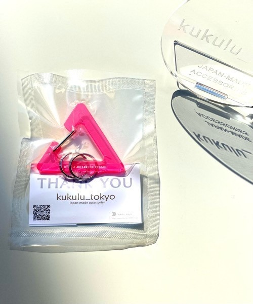 tone(トーン)の「【KuKuLu TOKYO】Road guide triangle カラビナ(キーホルダー・レディース・ライトグレー/ブラウン/シルバー/アイボリー/ホワイト系その他/グリーン系その他/オレンジ系その他/クリア/ピンク/ライム・FREE)」の8枚目の写真