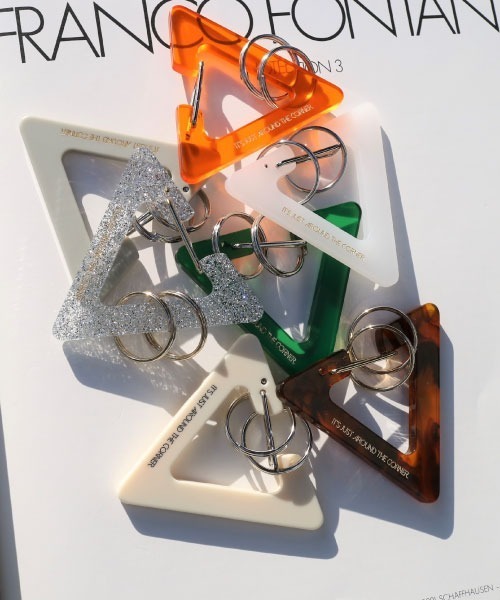 tone(トーン)の「【KuKuLu TOKYO】Road guide triangle カラビナ(キーホルダー・レディース・ライトグレー/ブラウン/シルバー/アイボリー/ホワイト系その他/グリーン系その他/オレンジ系その他/クリア/ピンク/ライム・FREE)」の2枚目の写真