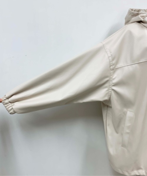 PICCIN(ピッチン)の「フェイクレザーフードブルゾン(ブルゾン・レディース・ベージュ/オフホワイト/サックスブルー・M/L)」の4枚目の写真