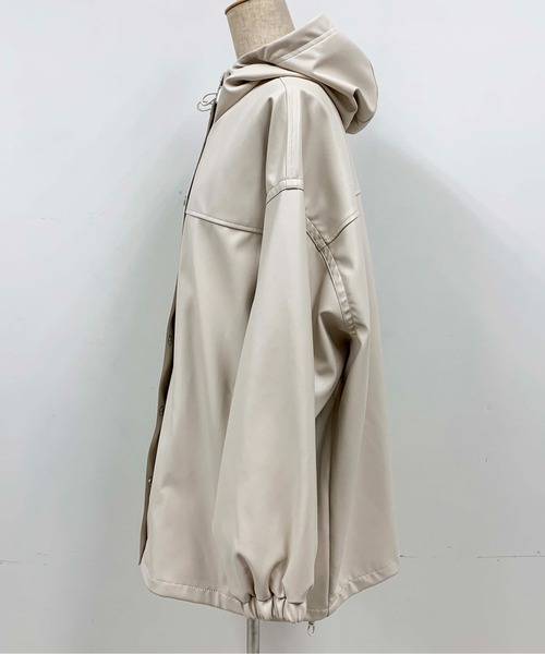 PICCIN(ピッチン)の「フェイクレザーフードブルゾン(ブルゾン・レディース・ベージュ/オフホワイト/サックスブルー・M/L)」の11枚目の写真