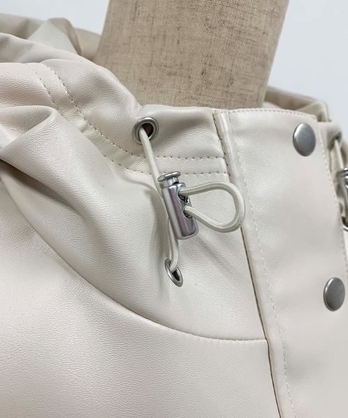 PICCIN(ピッチン)の「フェイクレザーフードブルゾン(ブルゾン・レディース・ベージュ/オフホワイト/サックスブルー・M/L)」の6枚目の写真