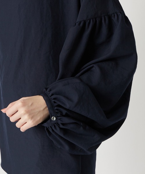 RIVE DROITE（リヴドロワ）の「ドレープネックボリュームブラウス（シャツ/ブラウス・レディース・ネイビー/オフホワイト・FREE）」の4枚目の写真