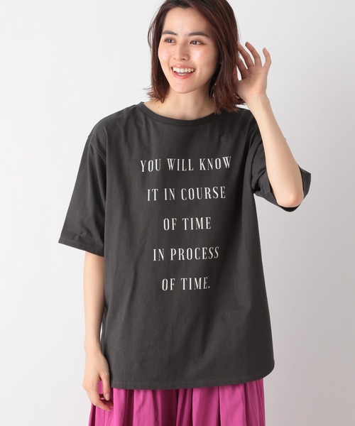LEPSIM(レプシィム)の「ラウンドヘムロゴプリントT 936566(Tシャツ/カットソー・レディース・オフホワイト/チャコールグレー/オリーブ・FREE)」の2枚目の写真