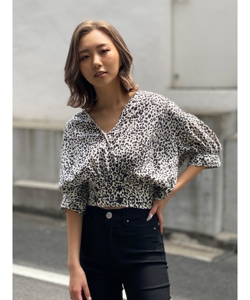ENVYM（アンビー）の「ダブルボタンギャザーＢｌｏｕｓｅ（シャツ/ブラウス・レディース・ホワイト/ブラック/ベージュ/レオパード/パイソン・FREE）」の4枚目の写真