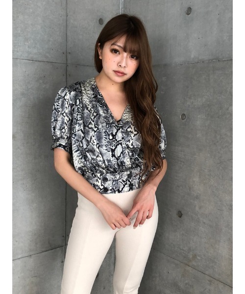 ENVYM（アンビー）の「ダブルボタンギャザーＢｌｏｕｓｅ（シャツ/ブラウス・レディース・ホワイト/ブラック/ベージュ/レオパード/パイソン・FREE）」の10枚目の写真