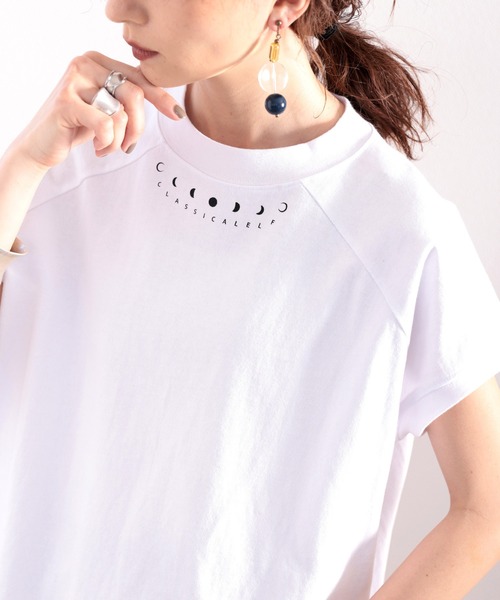 classicalelf(クラシカルエルフ)の「綿100% USAコットン。月グラフィックプリントモックネックTシャツ(Tシャツ/カットソー・レディース・ホワイト/ブラック/オリーブ/グレイッシュベージュ・MEDIUM/LARGE/X-LARGE/XX-LARGE)」の2枚目の写真