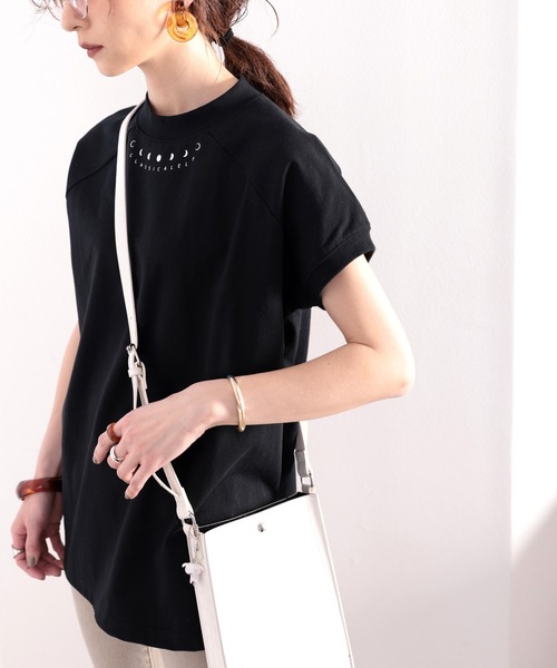 classicalelf(クラシカルエルフ)の「綿100% USAコットン。月グラフィックプリントモックネックTシャツ(Tシャツ/カットソー・レディース・ホワイト/ブラック/オリーブ/グレイッシュベージュ・MEDIUM/LARGE/X-LARGE/XX-LARGE)」の15枚目の写真