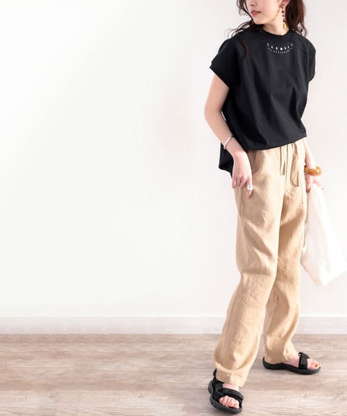 classicalelf(クラシカルエルフ)の「綿100% USAコットン。月グラフィックプリントモックネックTシャツ(Tシャツ/カットソー・レディース・ホワイト/ブラック/オリーブ/グレイッシュベージュ・MEDIUM/LARGE/X-LARGE/XX-LARGE)」の13枚目の写真