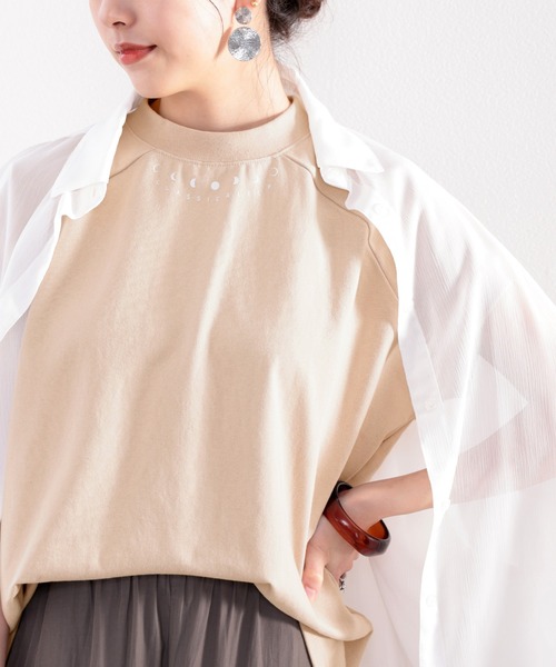 classicalelf(クラシカルエルフ)の「綿100% USAコットン。月グラフィックプリントモックネックTシャツ(Tシャツ/カットソー・レディース・ホワイト/ブラック/オリーブ/グレイッシュベージュ・MEDIUM/LARGE/X-LARGE/XX-LARGE)」の8枚目の写真