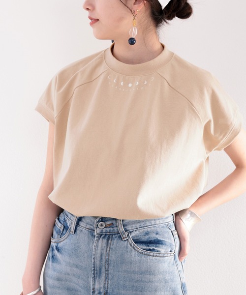 classicalelf(クラシカルエルフ)の「綿100% USAコットン。月グラフィックプリントモックネックTシャツ(Tシャツ/カットソー・レディース・ホワイト/ブラック/オリーブ/グレイッシュベージュ・MEDIUM/LARGE/X-LARGE/XX-LARGE)」の20枚目の写真