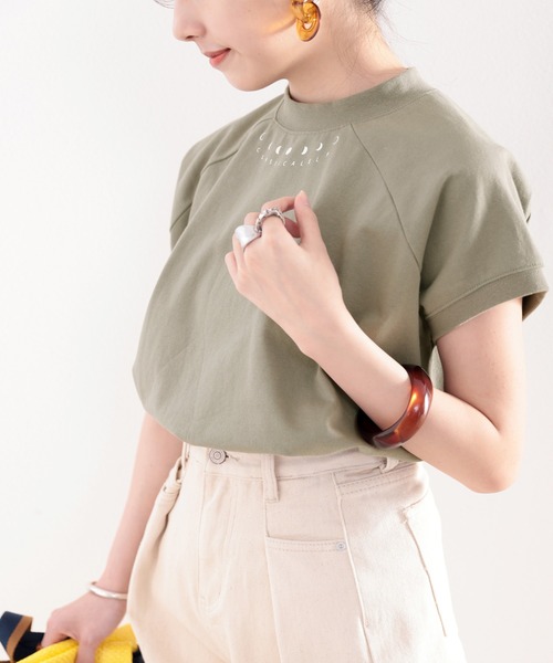 classicalelf(クラシカルエルフ)の「綿100% USAコットン。月グラフィックプリントモックネックTシャツ(Tシャツ/カットソー・レディース・ホワイト/ブラック/オリーブ/グレイッシュベージュ・MEDIUM/LARGE/X-LARGE/XX-LARGE)」の14枚目の写真