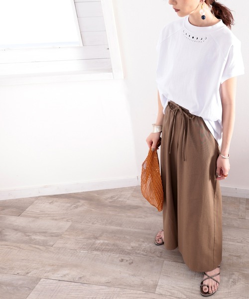classicalelf(クラシカルエルフ)の「綿100% USAコットン。月グラフィックプリントモックネックTシャツ(Tシャツ/カットソー・レディース・ホワイト/ブラック/オリーブ/グレイッシュベージュ・MEDIUM/LARGE/X-LARGE/XX-LARGE)」の7枚目の写真