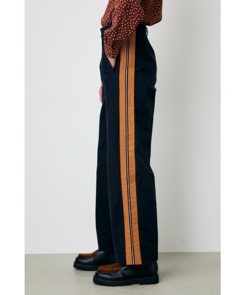 MOUSSY(マウジー)の「SIDE LINE STRAIGHT パンツ(その他パンツ・レディース・カーキ/ライトベージュ/ダークネイビー・1/0/2)」の3枚目の写真