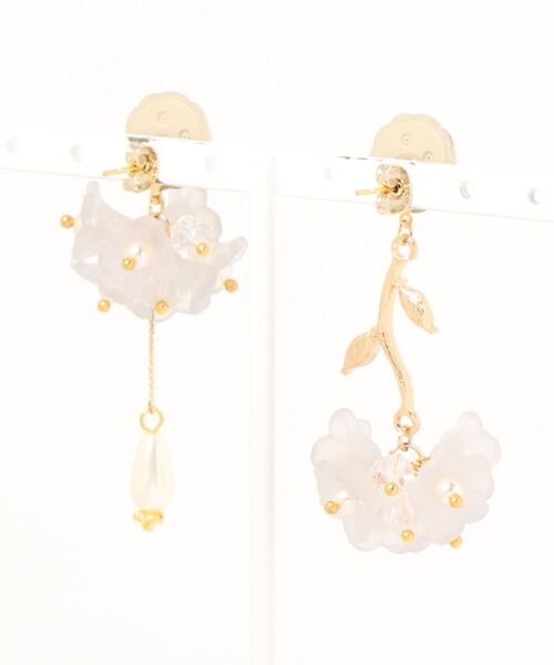 tone(トーン)の「【RosraiE】フラワーボール アシンメトリー ピアス(MA)(ピアス(両耳用)・レディース・ゴールド・FREE)」の2枚目の写真