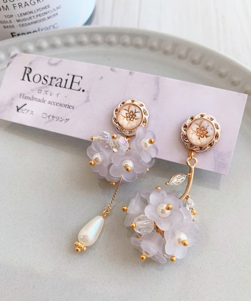 tone(トーン)の「【RosraiE】フラワーボール アシンメトリー ピアス(MA)(ピアス(両耳用)・レディース・ゴールド・FREE)」の1枚目の写真