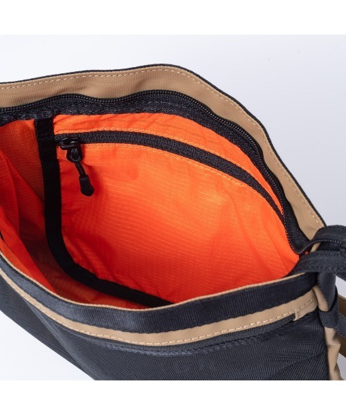 BEAMS DESIGN(ビームス デザイン)の「BEAMS DESIGN(ビームス デザイン) エラスティックメッシュ サコッシュバッグ(ショルダーバッグ・メンズ・ブラック/ネイビー/レッド/ベージュ/グレー/サンドベージュ/ライトグレー・FREE)」の15枚目の写真