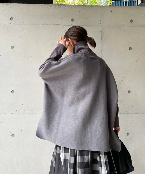 DouDou（ドゥドゥ）の「バイカラーポンチョニット（ニット/セーター・レディース・オフホワイト/チャコールグレー/ベージュ・FREE）」の5枚目の写真