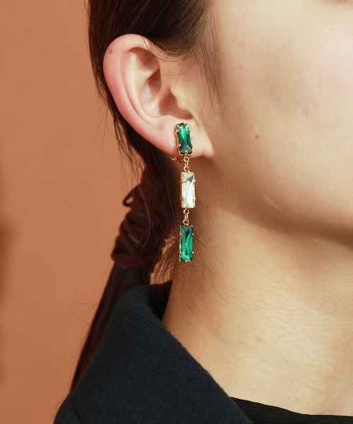 MADEMOISELLE ROPE'(マドモアゼル ロペ)の「バゲットカットビジューイヤリング(イヤリング・レディース・グリーン・FREE)」の1枚目の写真