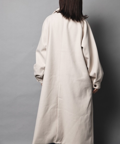 ARCANUM DESIGN（アルカナムデザイン）の「WEB限定 ARL ボリュームスリーブラグランコート（ステンカラーコート・レディース・ブラック/ブルー/アイボリー/モカ・FREE）」の5枚目の写真