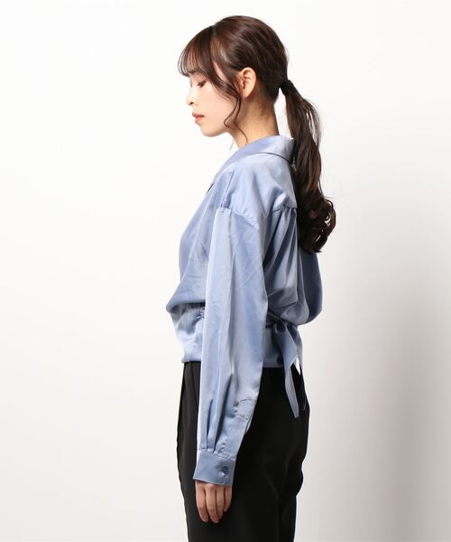 MADEMOISELLE ROPE'(マドモアゼル ロペ)の「【公式サイト限定】【GHOSPELL】Waterscape Wrap Topブラウス(シャツ/ブラウス・レディース・サックスブルー・FREE)」の2枚目の写真