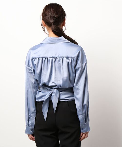 MADEMOISELLE ROPE'(マドモアゼル ロペ)の「【公式サイト限定】【GHOSPELL】Waterscape Wrap Topブラウス(シャツ/ブラウス・レディース・サックスブルー・FREE)」の3枚目の写真