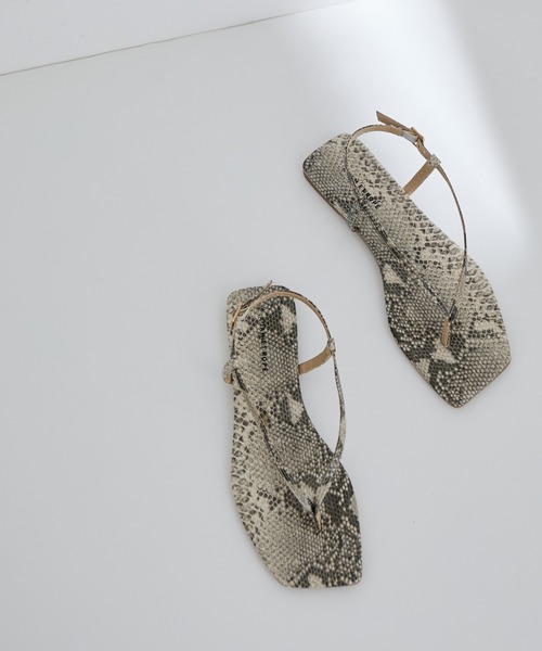 ADAM ET ROPE'（アダムエロペ）の「スクエアストラップビーチサンダル（サンダル・レディース・ベージュ/グレー/ブラック・23.0cm/24.5cm/24.0cm/23.5cm）」の3枚目の写真