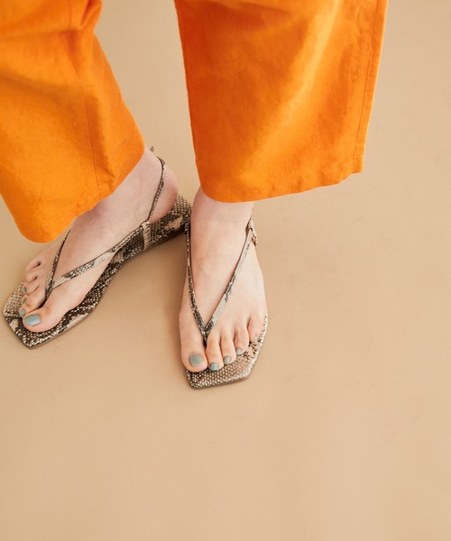 ADAM ET ROPE'（アダムエロペ）の「スクエアストラップビーチサンダル（サンダル・レディース・ベージュ/グレー/ブラック・23.0cm/24.5cm/24.0cm/23.5cm）」の17枚目の写真