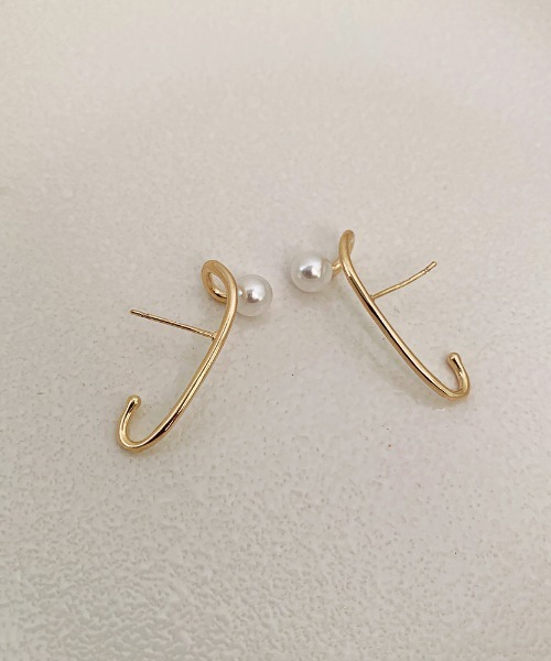 yu-ka（ユーカ）の「YU-KA : スクロールパールピアス（ピアス（両耳用）・レディース・ゴールド・FREE）」の3枚目の写真