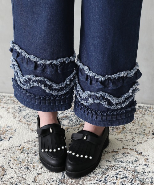 somari imagination（ソマリ イマジネーション）の「『フリルデザインクロップドデニムパンツ』（デニムパンツ・レディース・インディゴブルー・2/1）」の2枚目の写真