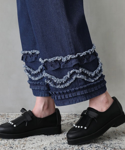 somari imagination（ソマリ イマジネーション）の「『フリルデザインクロップドデニムパンツ』（デニムパンツ・レディース・インディゴブルー・2/1）」の3枚目の写真