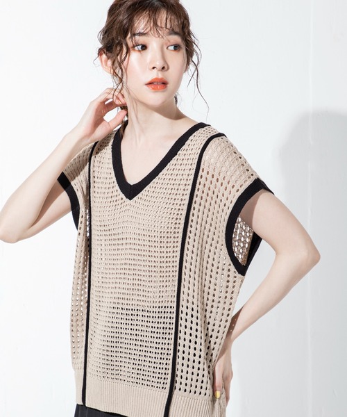 MILLION CARATS(ミリオンカラッツ)の「2種類の編み柄で夏らしいヘルシーな肌見せを叶えるランダムメッシュ編配色ニットベスト(ニット/セーター・レディース・ブラック/ベージュ・FREE)」の2枚目の写真