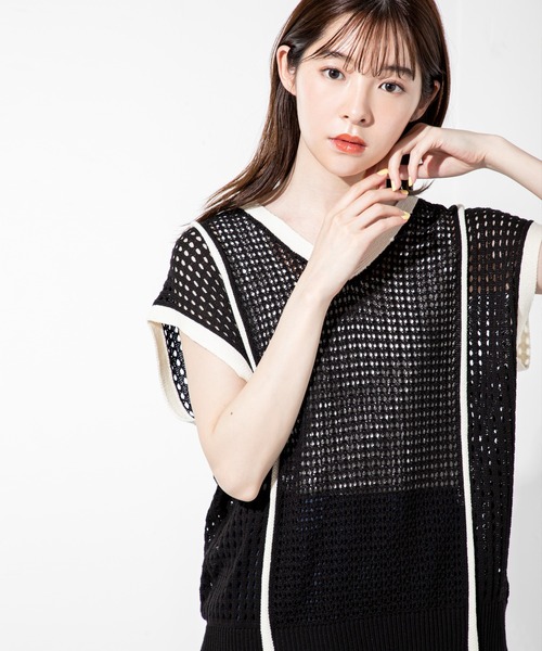 MILLION CARATS(ミリオンカラッツ)の「2種類の編み柄で夏らしいヘルシーな肌見せを叶えるランダムメッシュ編配色ニットベスト(ニット/セーター・レディース・ブラック/ベージュ・FREE)」の1枚目の写真
