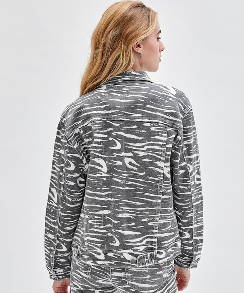 Guess（ゲス）の「GUESS Originals Zebra Printed Denim Jacket（デニムジャケット・レディース・ブラック・X-SMALL/MEDIUM/SMALL）」の2枚目の写真