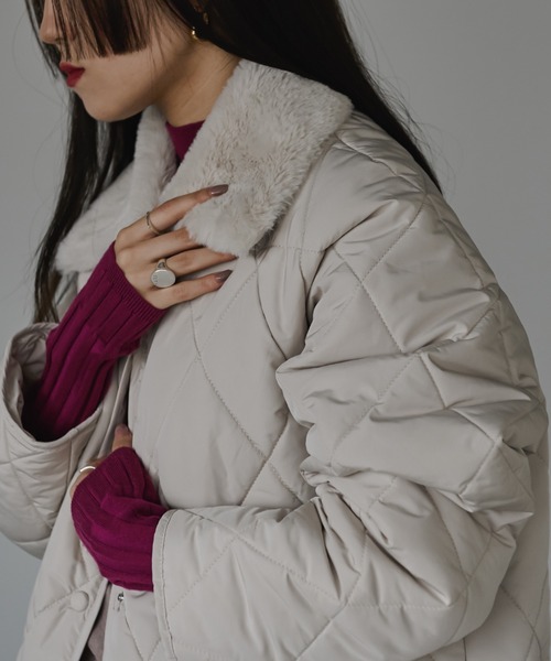 Ezick(エジック)の「Fauxfur collar キルトロングコート(その他アウター・レディース・ブラック/オフホワイト・MEDIUM/LARGE)」の2枚目の写真