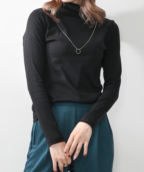 Felt-Maglietta(フェルトマリエッタ)の「コットンハイネックカットソー(Tシャツ/カットソー・レディース・チャコール/オフホワイト/ブラック/グレイッシュベージュ・MEDIUM/LARGE/X-LARGE)」の3枚目の写真