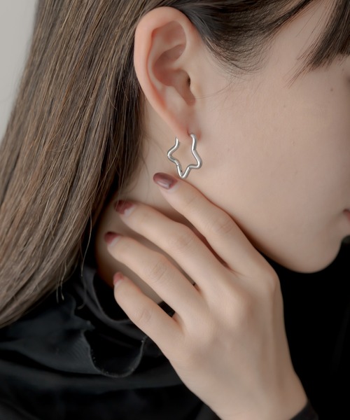 ear PAPILLONNER(イアパピヨネ)の「金属アレルギー対応 ステンレスモチーフフープピアス(ピアス(両耳用)・レディース・ゴールド系その他/ゴールド/シルバー/シルバー系その他・FREE)」の3枚目の写真