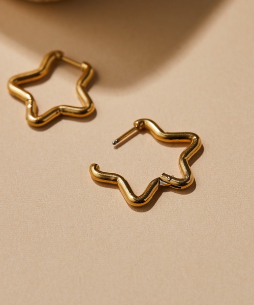 ear PAPILLONNER(イアパピヨネ)の「金属アレルギー対応 ステンレスモチーフフープピアス(ピアス(両耳用)・レディース・ゴールド系その他/ゴールド/シルバー/シルバー系その他・FREE)」の4枚目の写真