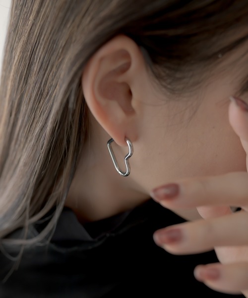 ear PAPILLONNER(イアパピヨネ)の「金属アレルギー対応 ステンレスモチーフフープピアス(ピアス(両耳用)・レディース・ゴールド系その他/ゴールド/シルバー/シルバー系その他・FREE)」の2枚目の写真