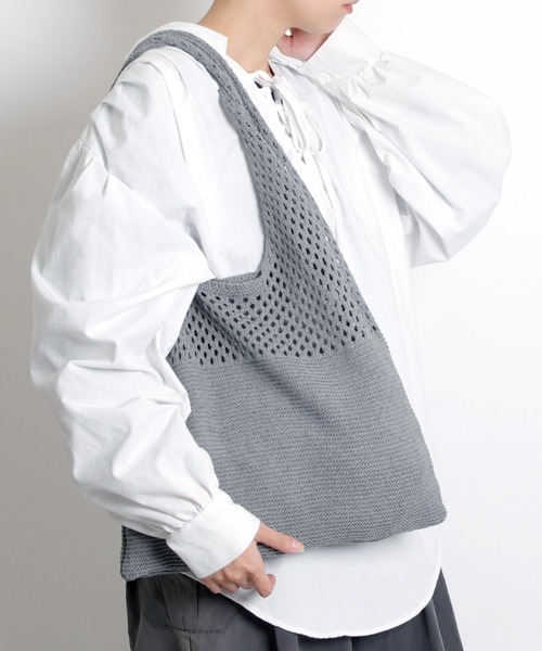 MAISON mou（メゾンムー）の「【recomend selection/セレクト】ニット仕立トライアングルバッグ（トートバッグ・レディース・イエロー/ブルー/ブラック/グリーン/ホワイト/ベージュ/グレー/ダークグリーン/ライトブラウン/ライトブルー/ライトイエロー/ライトグレー/ライトグリーン/ライトパープル・FREE）」の5枚目の写真