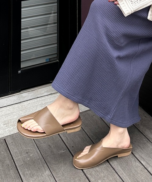 w closet(ダブルクローゼット)の「【Alley】フラットミュール(サンダル・レディース・アイボリー/ブラック/ブルー/モカ・M/L)」の4枚目の写真