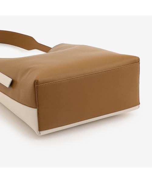 TOMMY HILFIGER（トミーヒルフィガー）の「カジュアルレザーソフトバケットバッグ（ハンドバッグ・レディース・マルチ・FREE）」の4枚目の写真