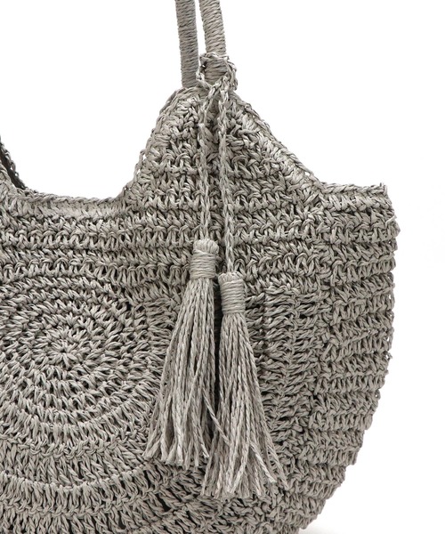 Bermosa（ベルモサ）の「タッセルチャーム付き ラウンドかごバッグ（かごバッグ・レディース・アイボリー/ダークベージュ/ピンク系その他/ブラック/グレー・FREE）」の11枚目の写真