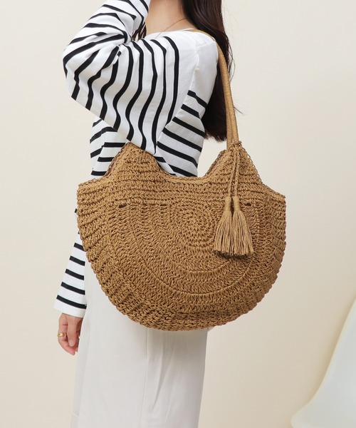 Bermosa（ベルモサ）の「タッセルチャーム付き ラウンドかごバッグ（かごバッグ・レディース・アイボリー/ダークベージュ/ピンク系その他/ブラック/グレー・FREE）」の22枚目の写真