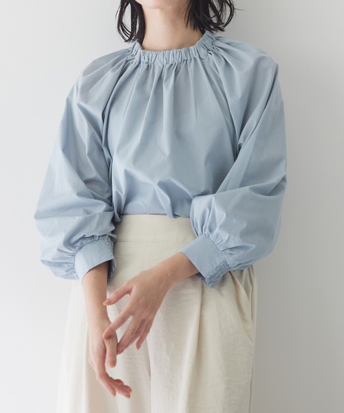 for/c(フォーシー)の「TCシャーリングネックブラウス【サスティナブル】(シャツ/ブラウス・レディース・チャコール/グレイッシュブルー・M/L)」の1枚目の写真