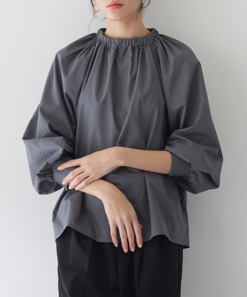 for/c(フォーシー)の「TCシャーリングネックブラウス【サスティナブル】(シャツ/ブラウス・レディース・チャコール/グレイッシュブルー・M/L)」の2枚目の写真