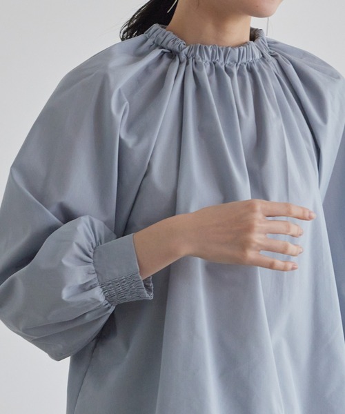 for/c(フォーシー)の「TCシャーリングネックブラウス【サスティナブル】(シャツ/ブラウス・レディース・チャコール/グレイッシュブルー・M/L)」の4枚目の写真