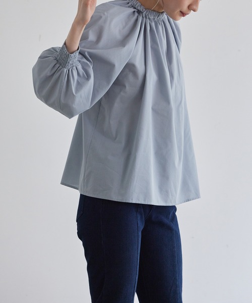 for/c(フォーシー)の「TCシャーリングネックブラウス【サスティナブル】(シャツ/ブラウス・レディース・チャコール/グレイッシュブルー・M/L)」の5枚目の写真