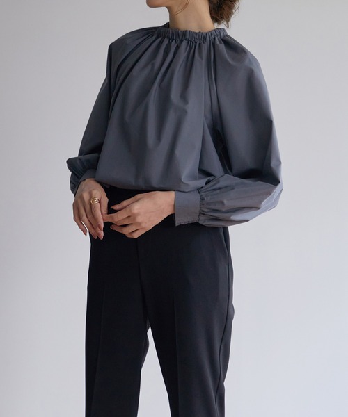 for/c(フォーシー)の「TCシャーリングネックブラウス【サスティナブル】(シャツ/ブラウス・レディース・チャコール/グレイッシュブルー・M/L)」の7枚目の写真
